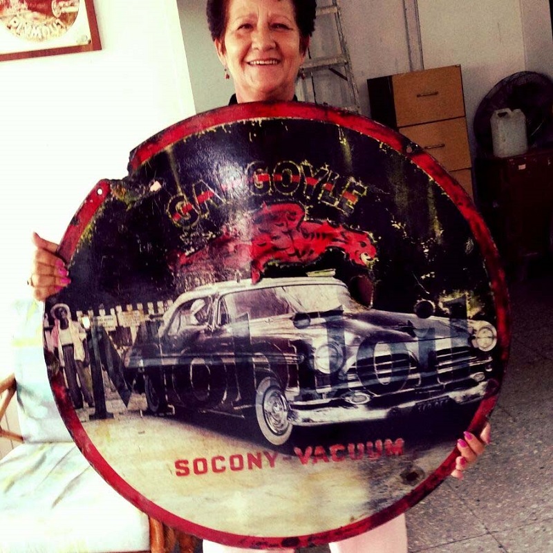 Ada Rosa Alfonso with Kadir Lopez Nieva art as a present for President & Michelle Obama, Museo Ernest Hemingway; copyright Christopher P Baker