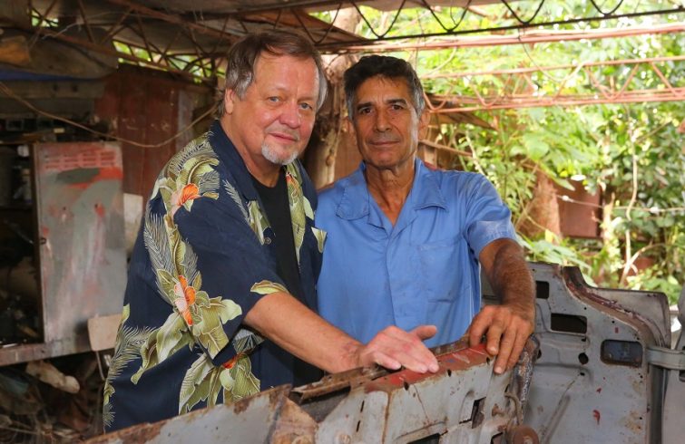 David Soul y Pedro Pino con el Chrysler New Yorker de Hemingway, en diciembre de 2012;. Foto: Christopher P. Baker