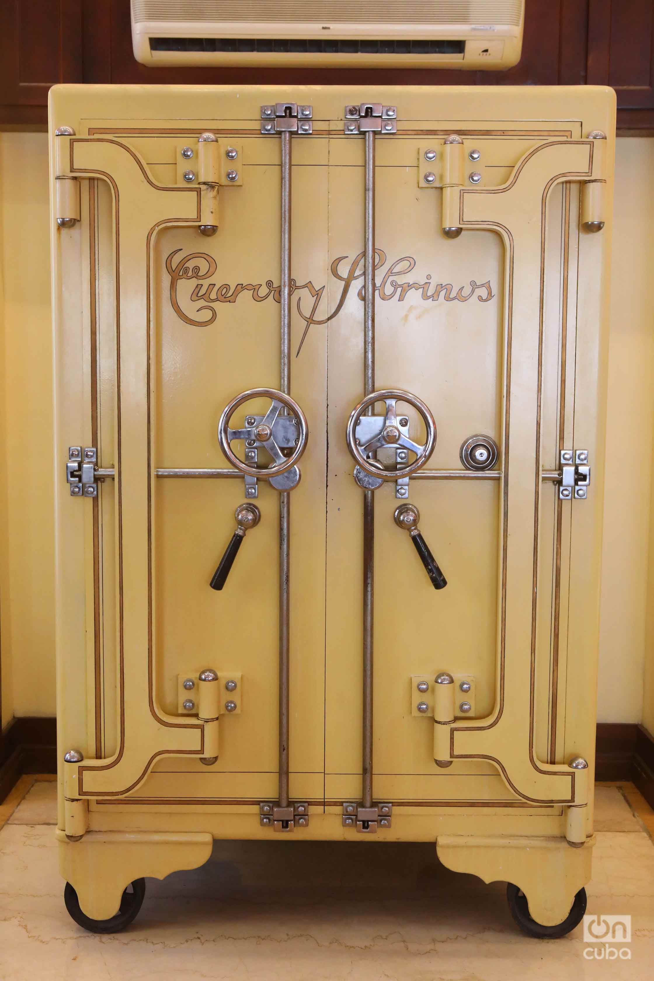 Antique Cuervo y Sobrinos safe, Tienda Museo El Reloj, Habana Vieja, Havana