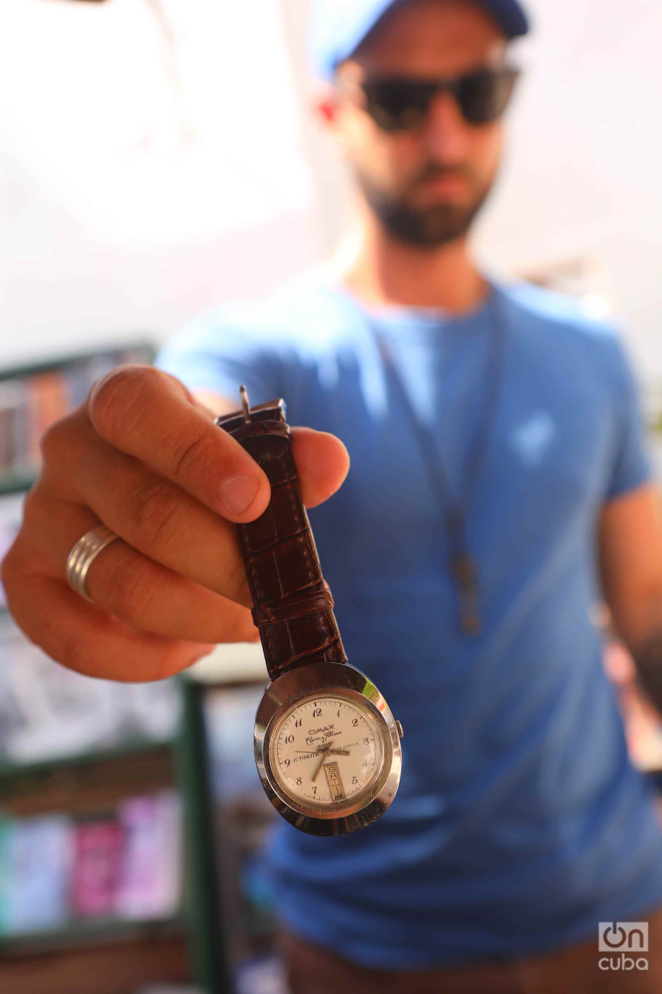 George Hinojosa with Cuervo y Sobrinos watch, Plaza de Antigüedades, Havana.