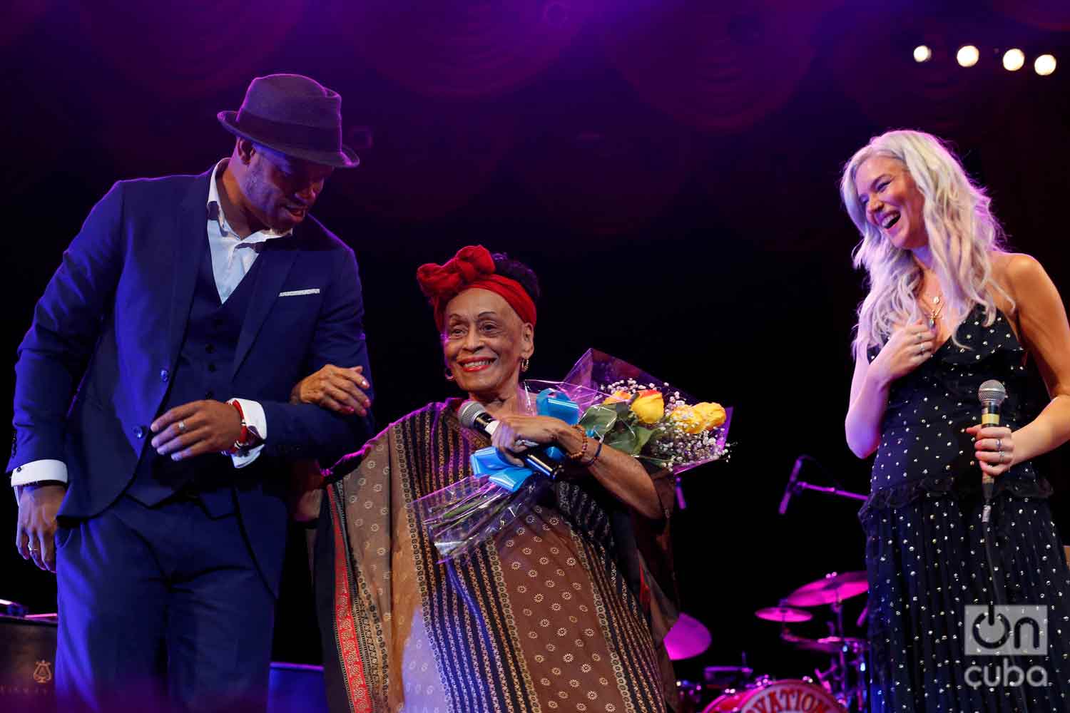 Foto: Jorge Luis Baños | Con Omara Portuondo y Joss Stone en el Jazz Plaza Festival en enero de 2019, La Habana.