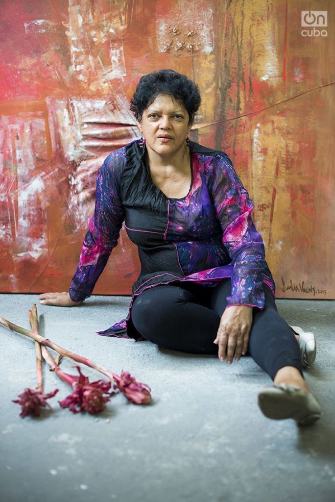 Julia Valdés. Tomada en su estudio, calle 5ta No15204 entre 152 y 160, Naútico, Playa. Foto: Alain L. Gutiérrez Almeida